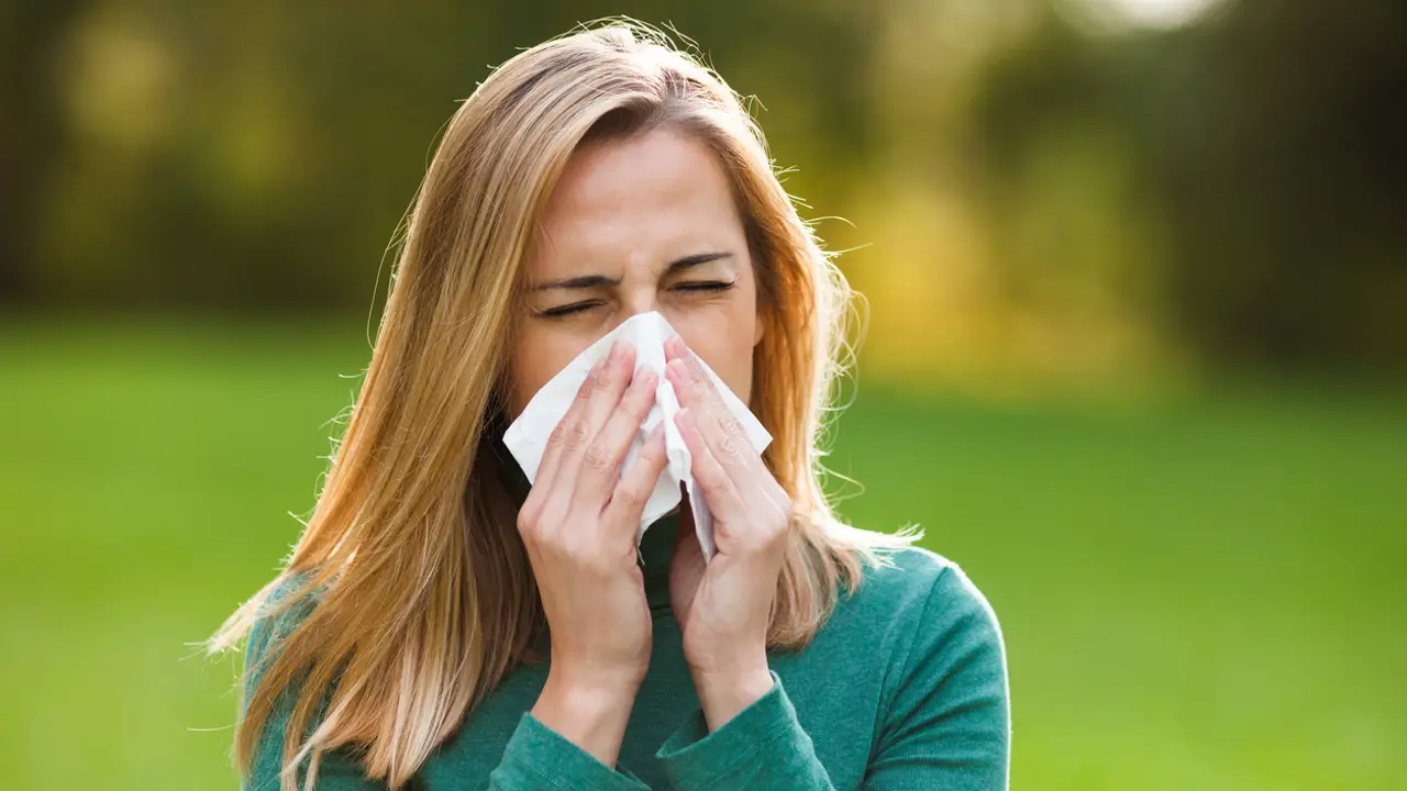 alergias mujer estornudando