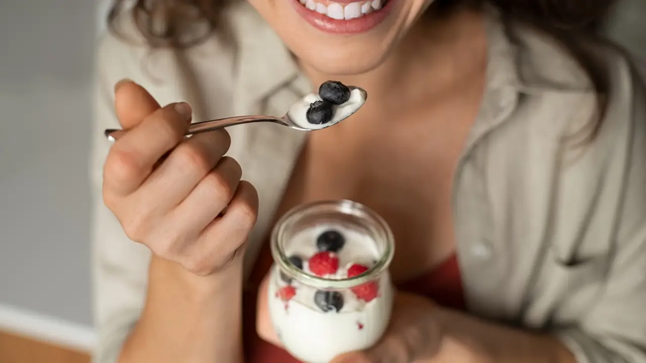 primer plano mujer comiendo yogur