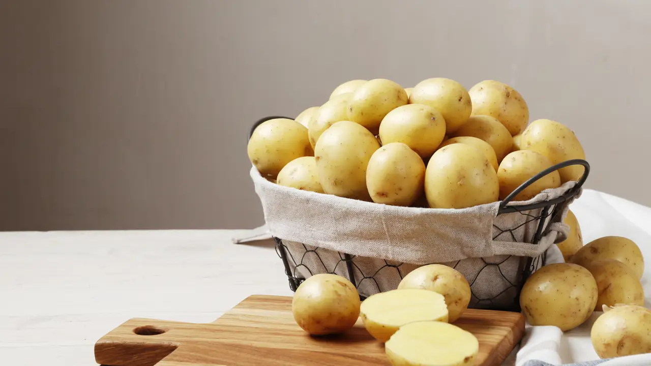 El truco que arrasa en España para que no le salgan brotes a las patatas y duren más tiempo