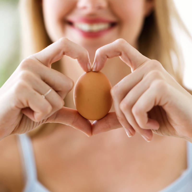 Huevo en manos corazón