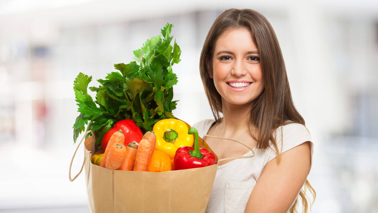 Mujer con bolsa de verduras