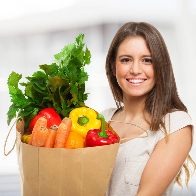 Mujer con bolsa de verduras