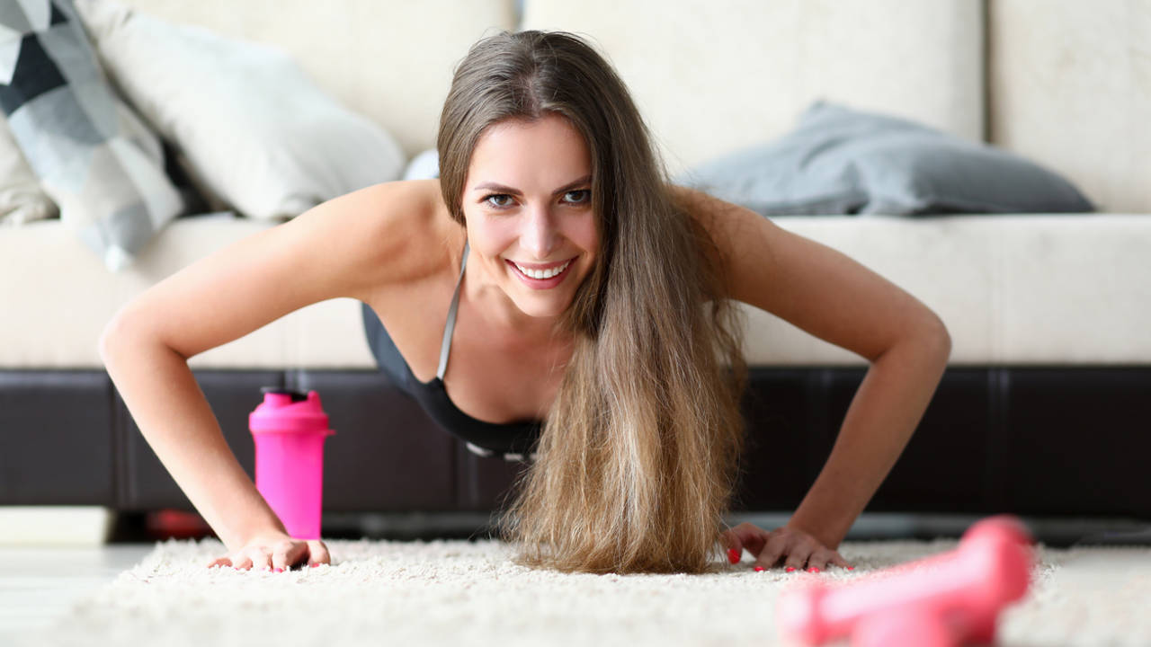 Mujer ejercicio plancha sonriendo