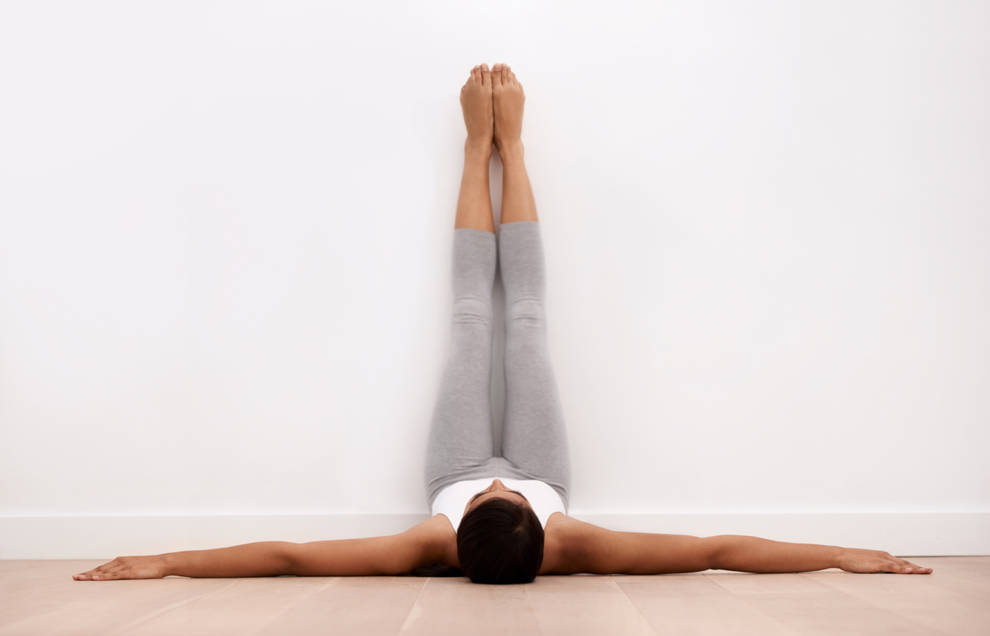postura yoga piernas apoyadas pared