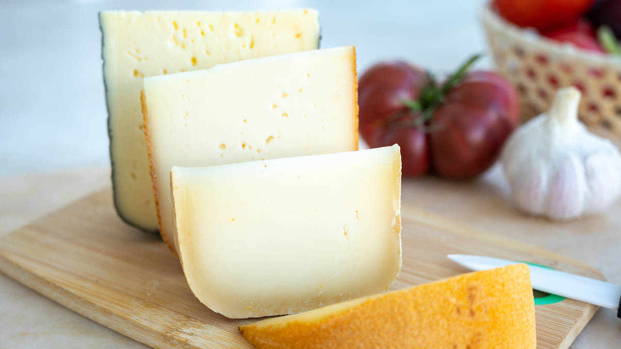 Duda resuelta: esta es la corteza de los quesos que SÍ te puedes comer (y la que deberías retirar)