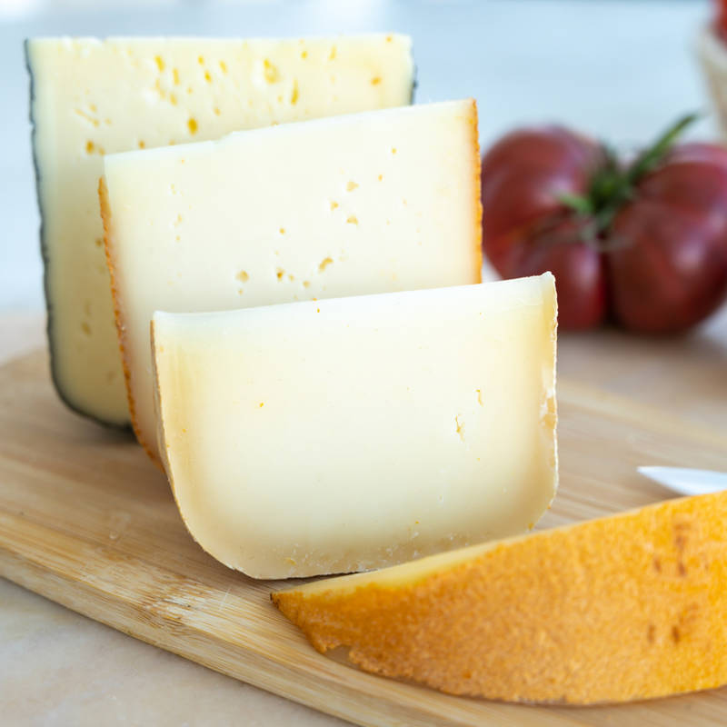 Duda resuelta: esta es la corteza de los quesos que SÍ te puedes comer (y la que deberías retirar)