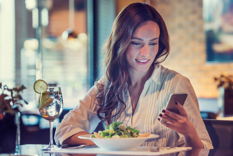 Bloating, gas, weight gain... 6 things that happen when you eat while looking at your cell phone