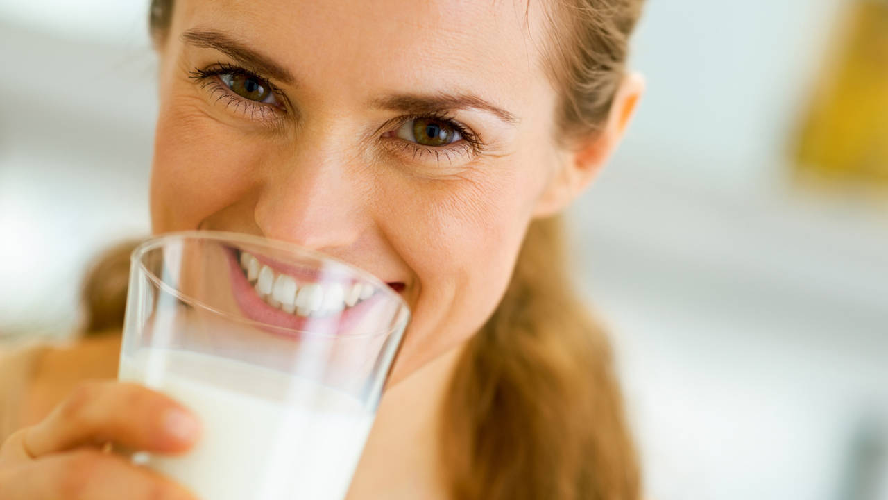 Mujer bebiendo leche