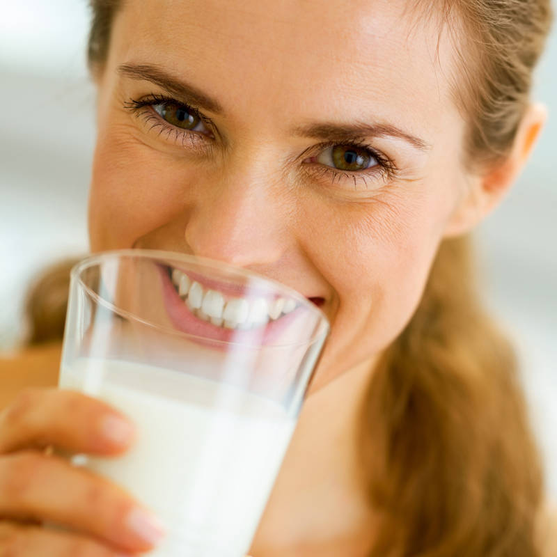 Mujer bebiendo leche