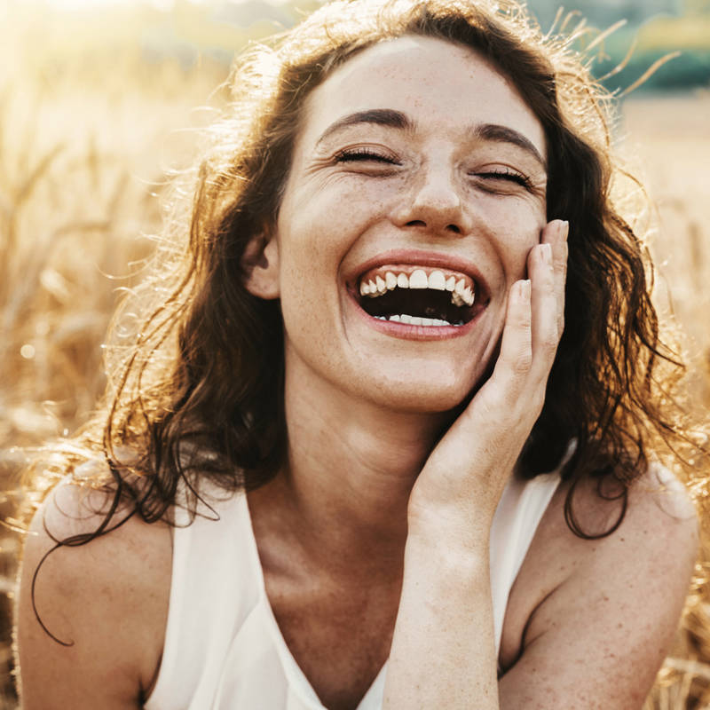 Mujer sonriendo campo