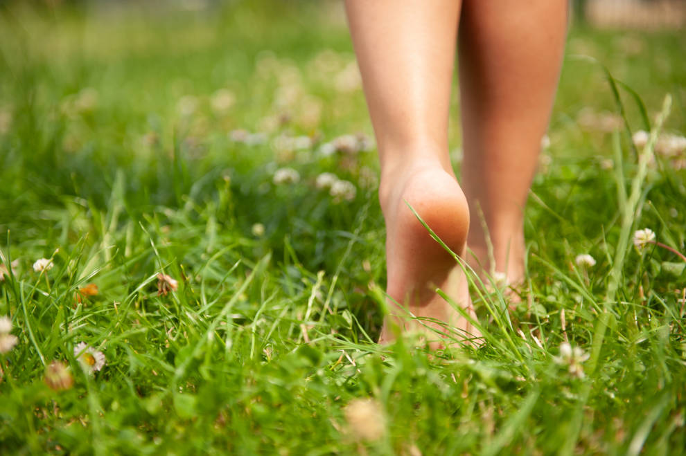 caminar descalzo por la hierba