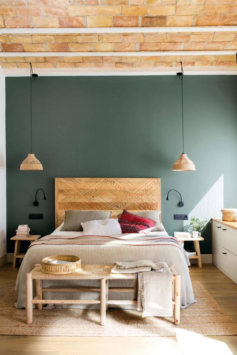 00549178 dormitorio con cabecero de madera y pared pintada en verde 00000000 aad7ebd0 240405151531