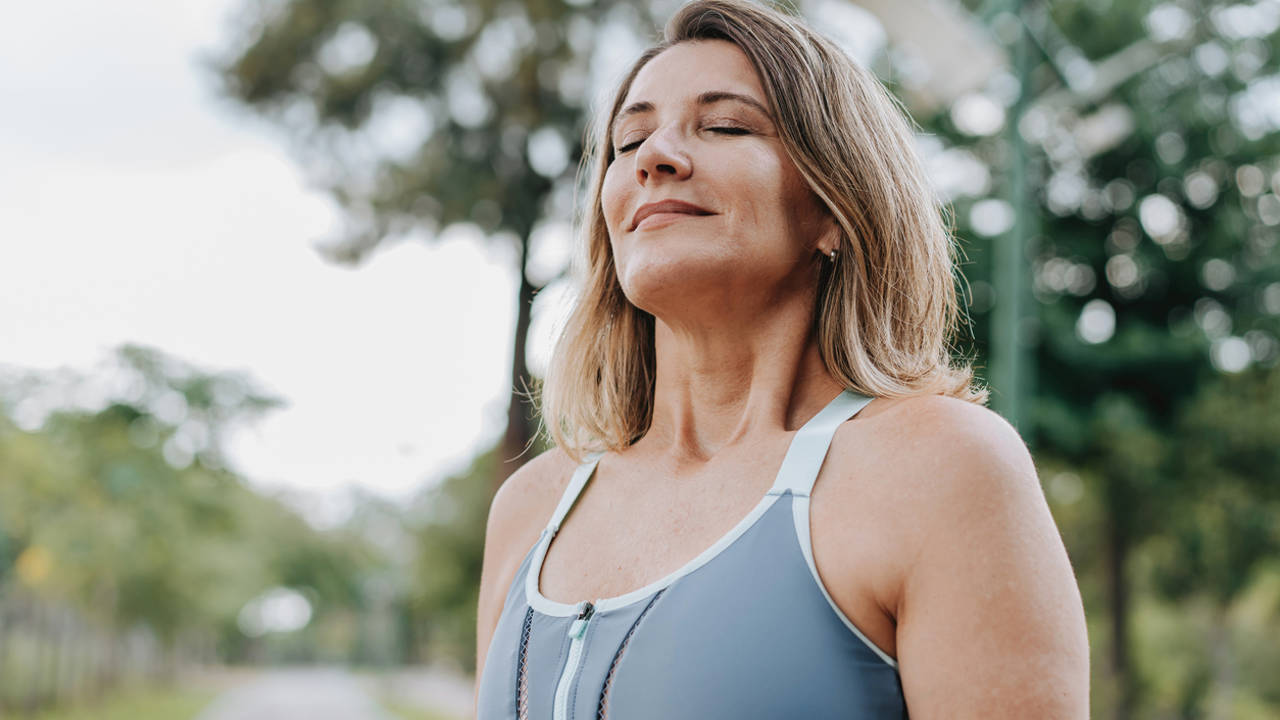 Caminata afgana mujer ropa desportiva respirando profundamente