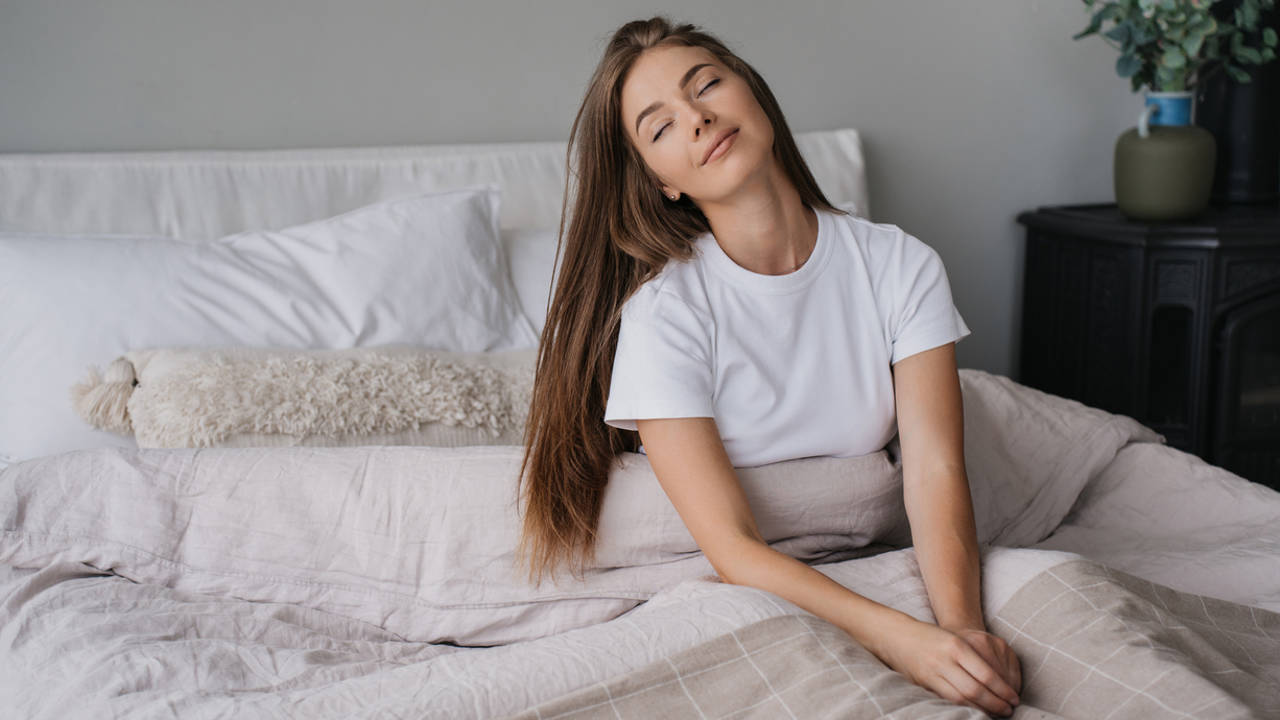 mujer en la cama se acaba de despertar