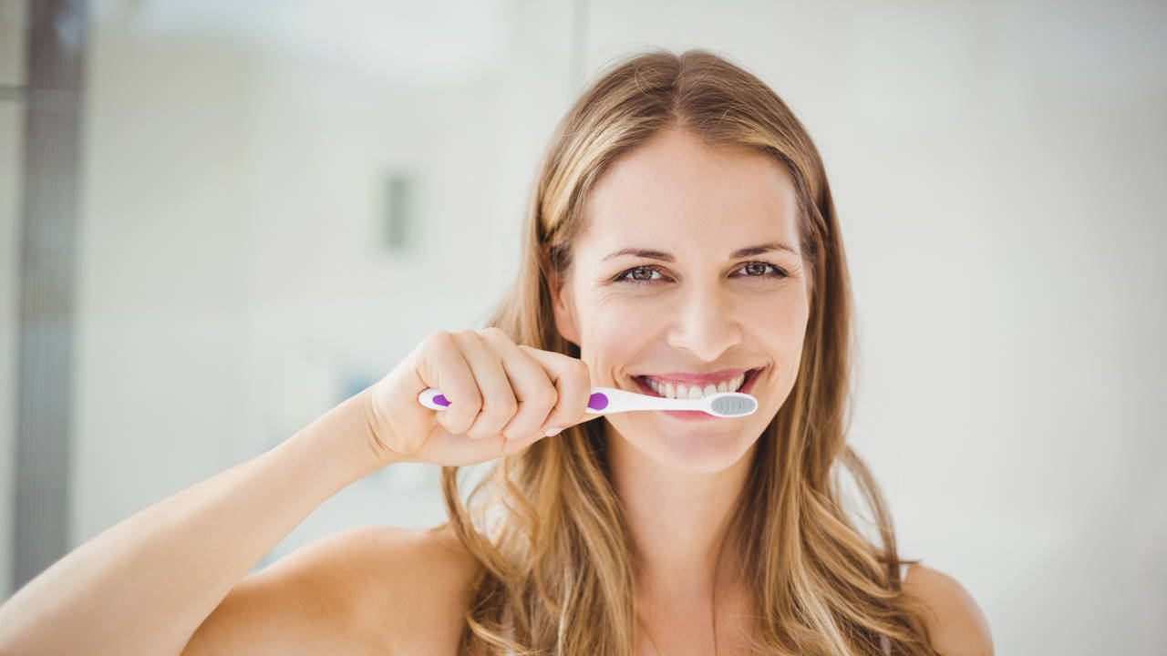 Hábitos sencillos que duran lo que tardas en lavarte los dientes y aumentan tu felicidad 