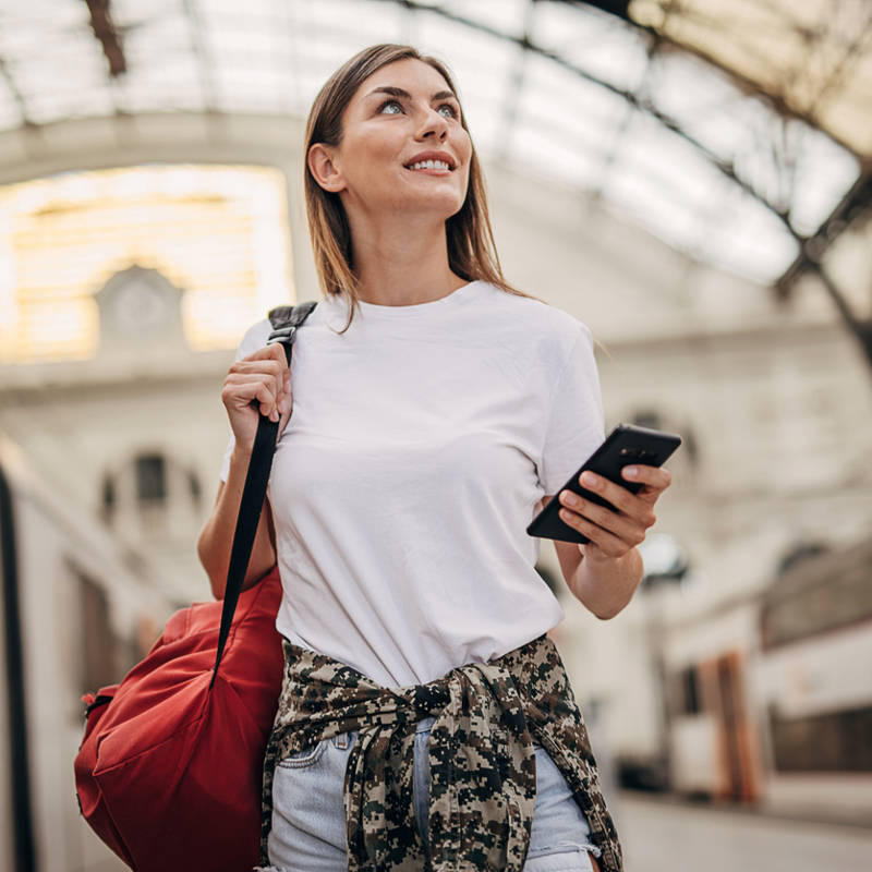 mujer joven estacion de tren