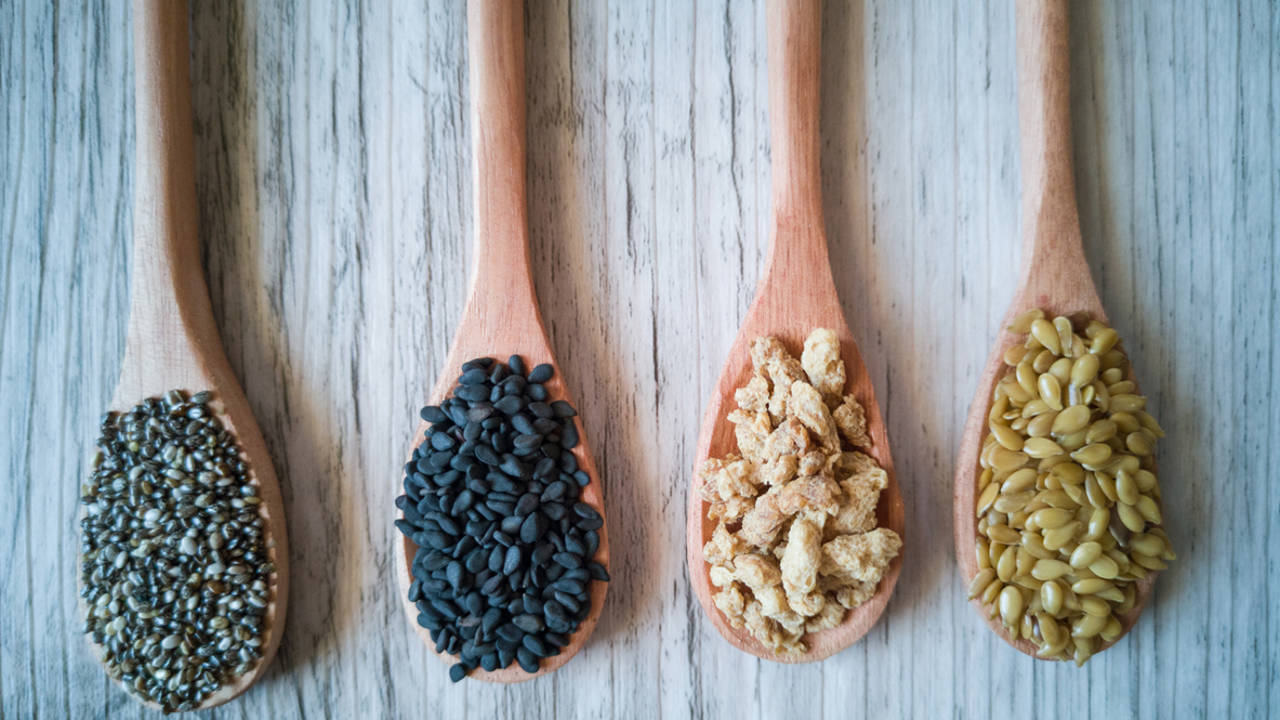 Propiedades de las semillas de lino: cómo tomarlas para combatir el estreñimiento y bajar el colesterol