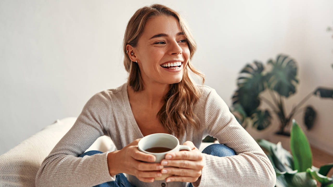 Mujer tomando infusión