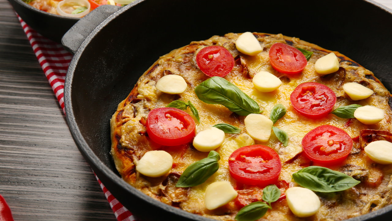 La "pizza" keto que sirve para un desayuno o cena proteica: se prepara en 5 minutos 