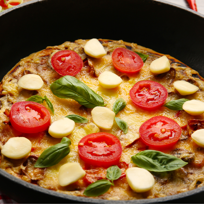 La "pizza" keto que sirve para un desayuno o cena proteica: se prepara en 5 minutos 