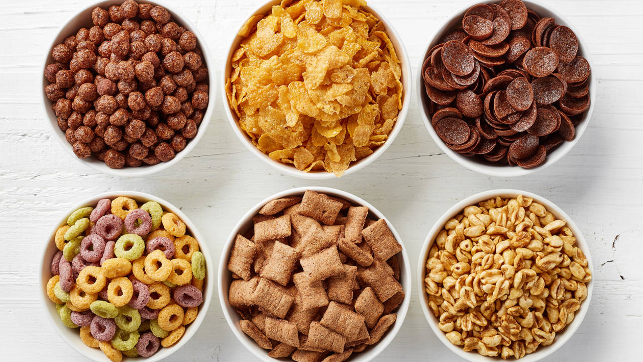Cuencos con diferentes tipos de cereales