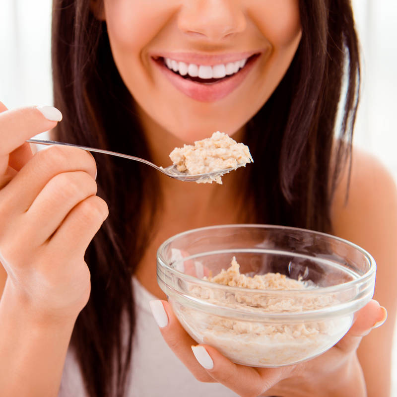 Mujer comiendo porridge