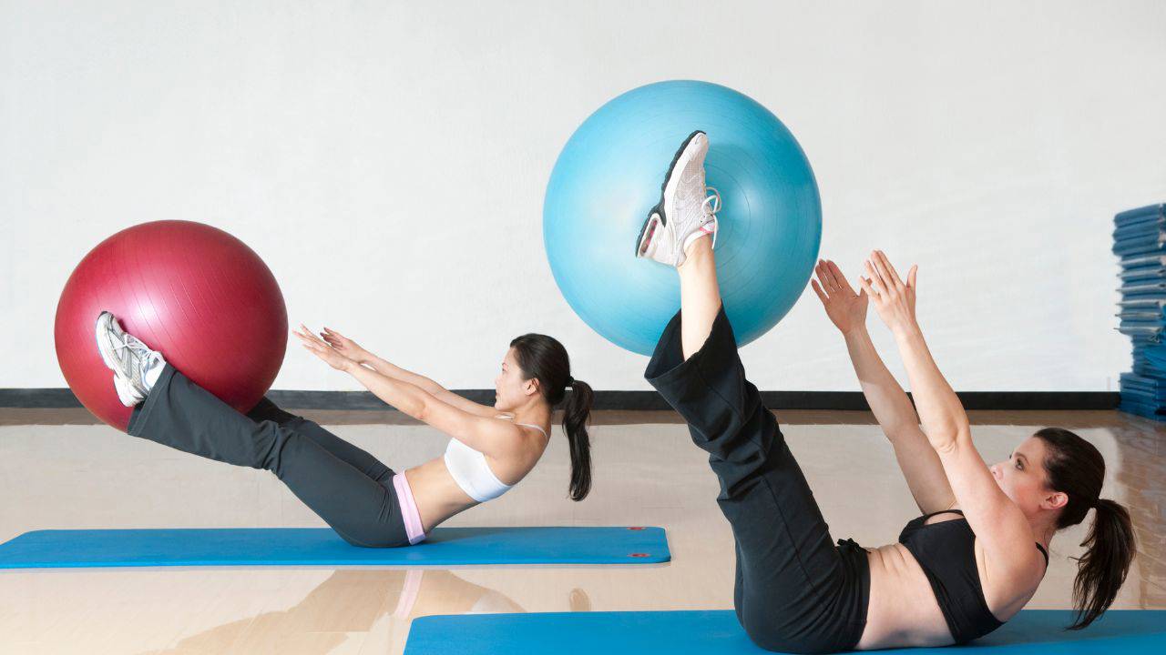 Abdominales de escándalo: 10 ejercicios con pelota de pilates que puedes hacer en casa para perder barriga y fortalecer el abdomen