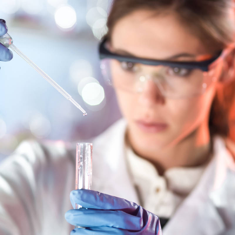 MUJER INVESTIGADORA CIENTIFICA LABORATORIO