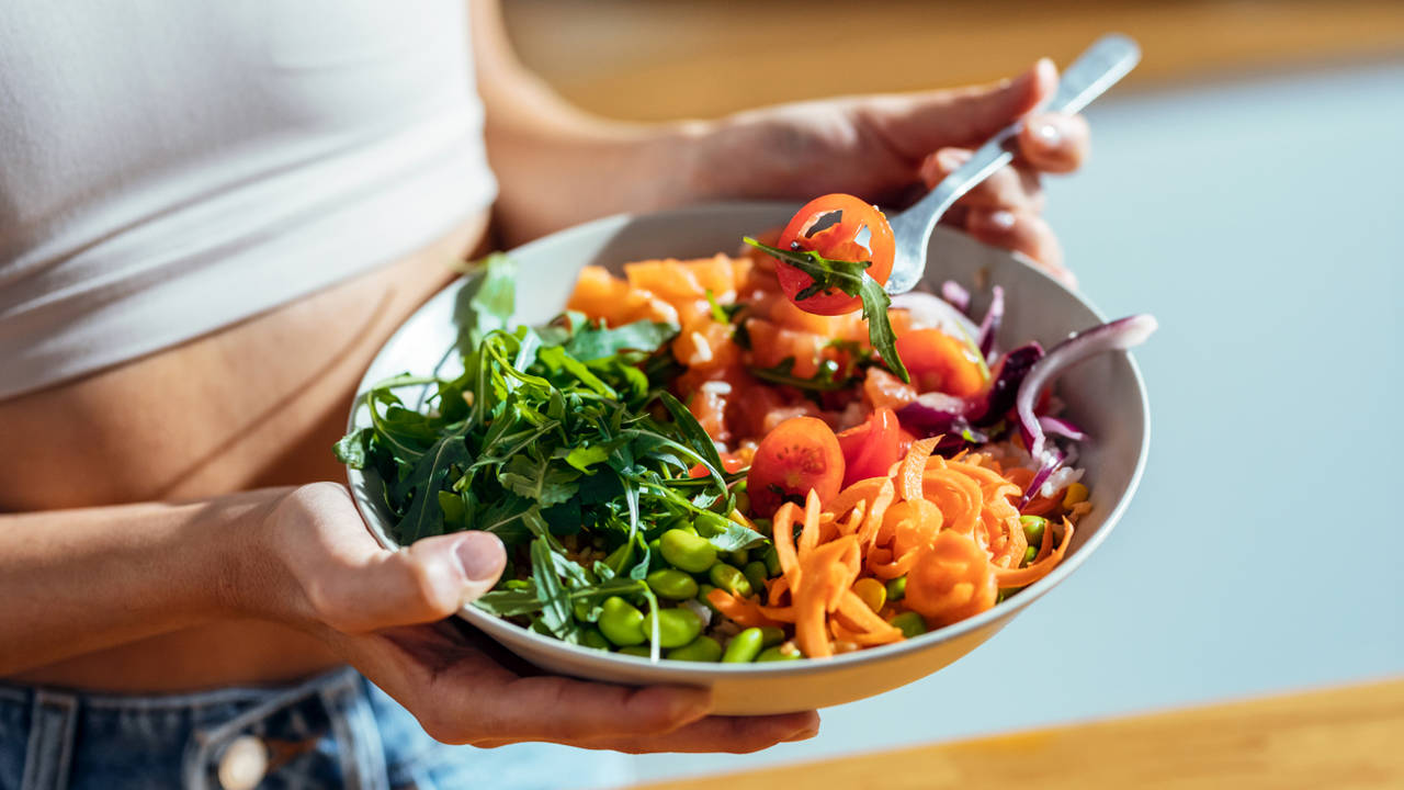 Comer un poco menos en cada comida alarga la vida de las células según la ciencia, pero ¿qué es comer un poco menos?