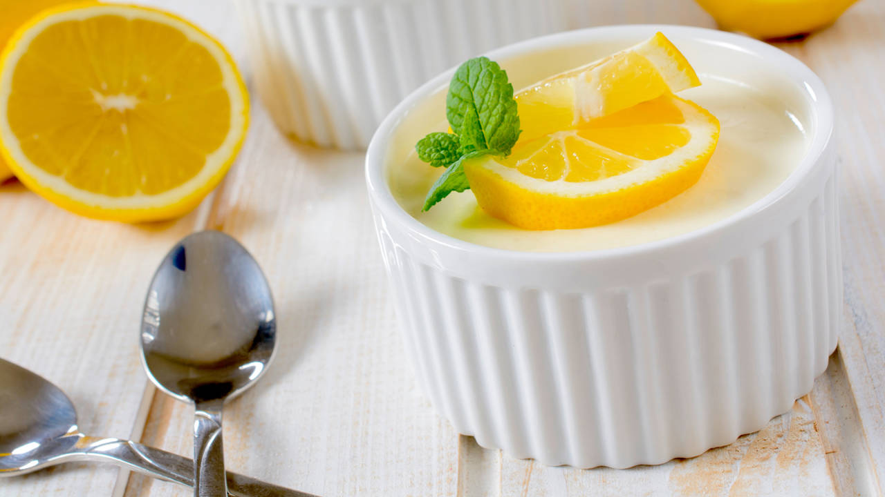 Flanecitos de yogur rellenos de limón: un postre ligero rico en calcio