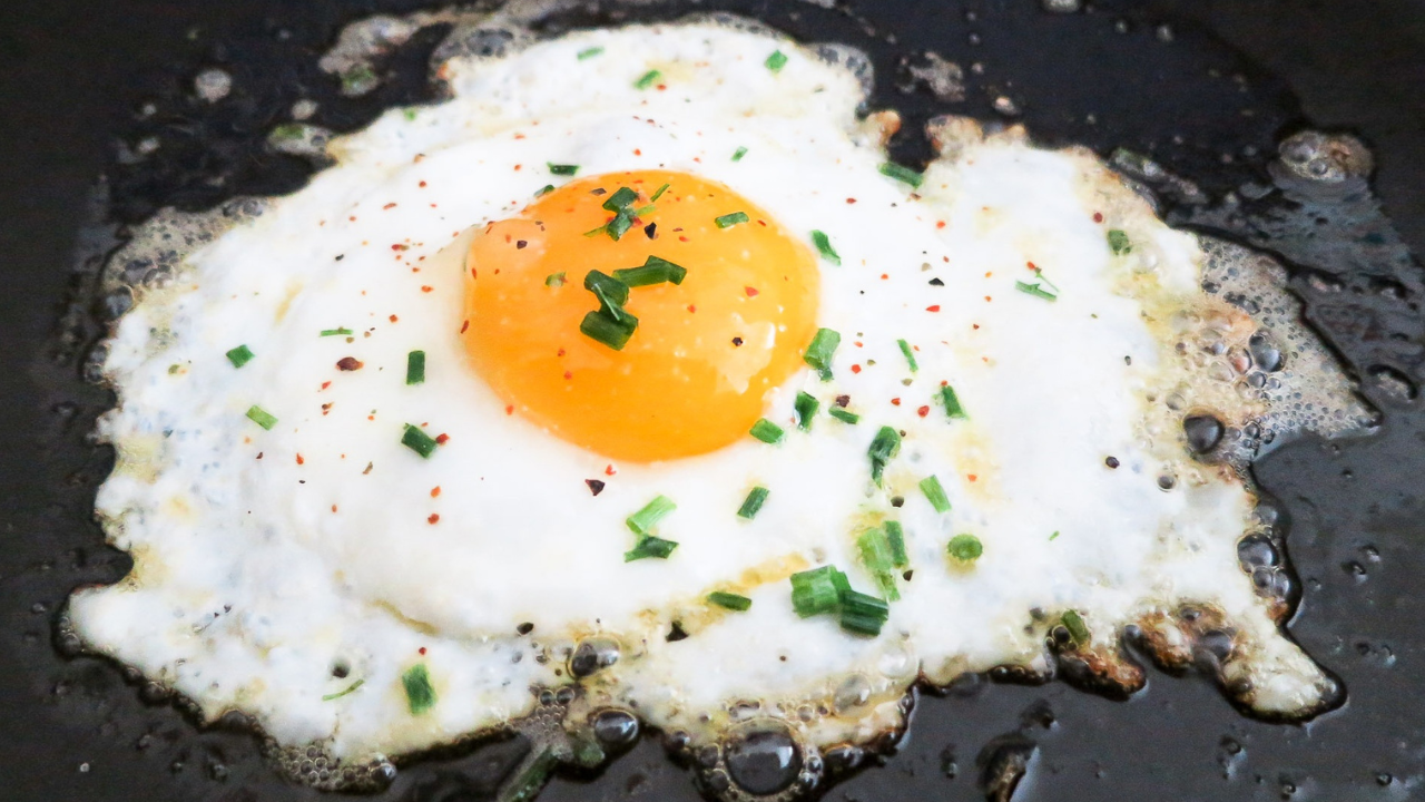 Así se hace el huevo frito más sano, sin sartén ni aceite