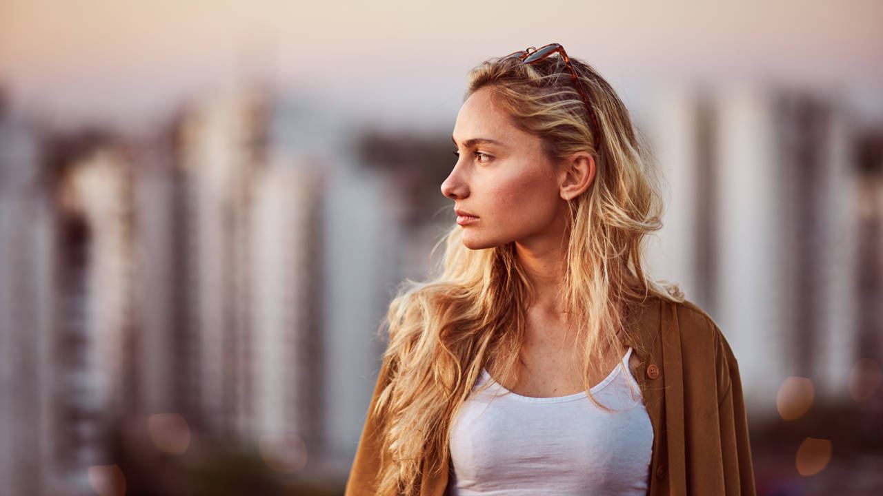 mujer joven seria de perfil preocupación