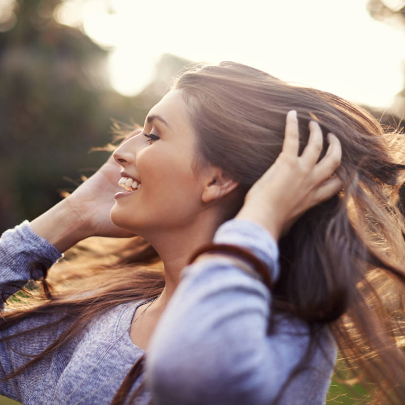 mujer melena al viento