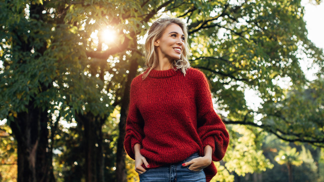 MUJER GUAPA EN NATURALEZA