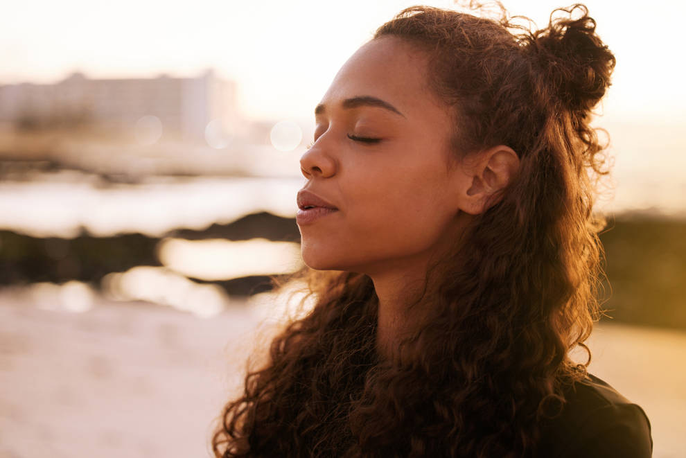 mujer primer plano respirando hondo meditacion relajacion mindfulnes