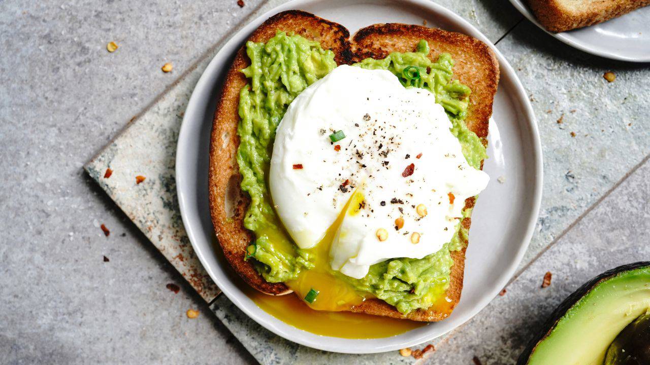 La tostada sana y fácil de dos ingredientes para desayunar un domingo: rica en proteínas y vitamina E 
