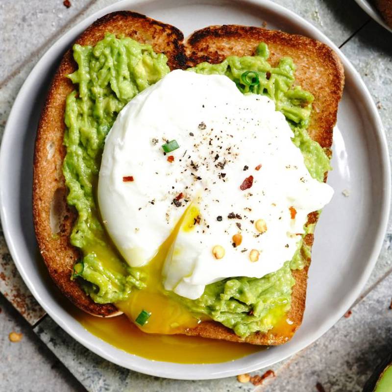 La tostada sana y fácil de dos ingredientes para desayunar un domingo: rica en proteínas y vitamina E 