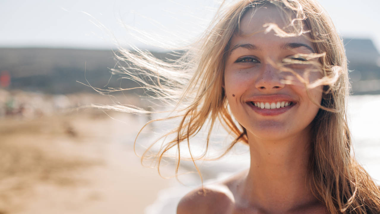 primer plano mujer joven feliz en la playa