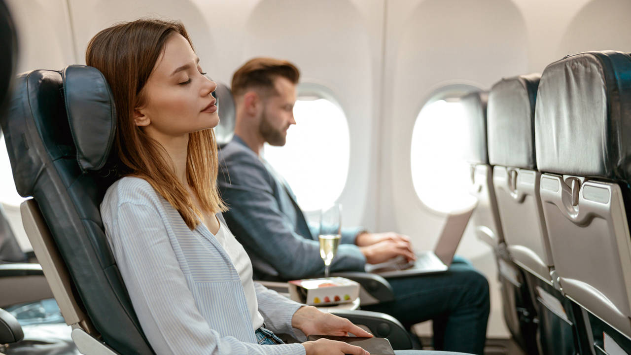 MUJER DORMIDA AVION