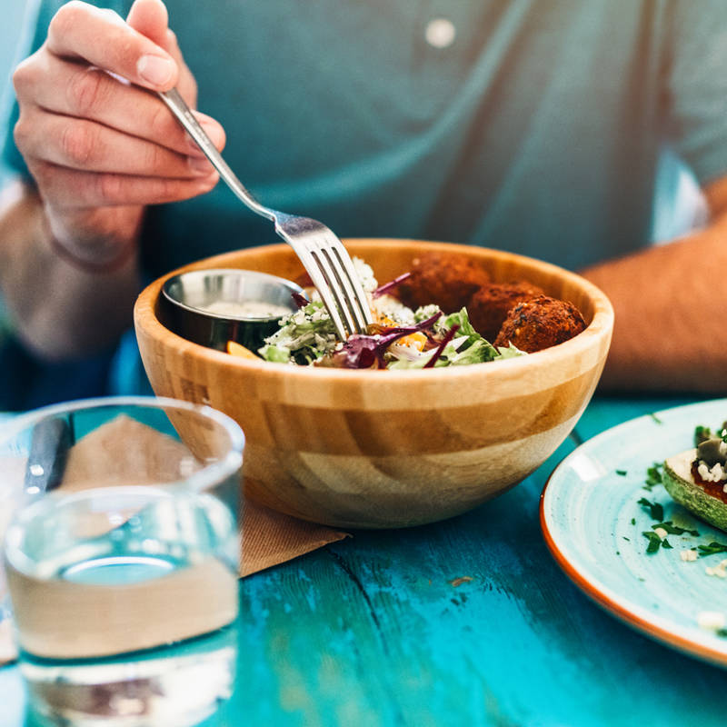 primer plano hombre comiendo plato saludable