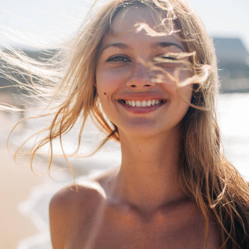 primer plano mujer joven feliz en la playa