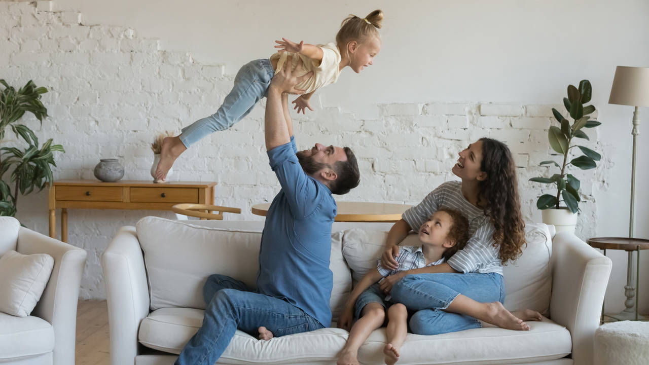 FAMILIA FELIZ COMDEDOR SENSACIÓ CONFORT