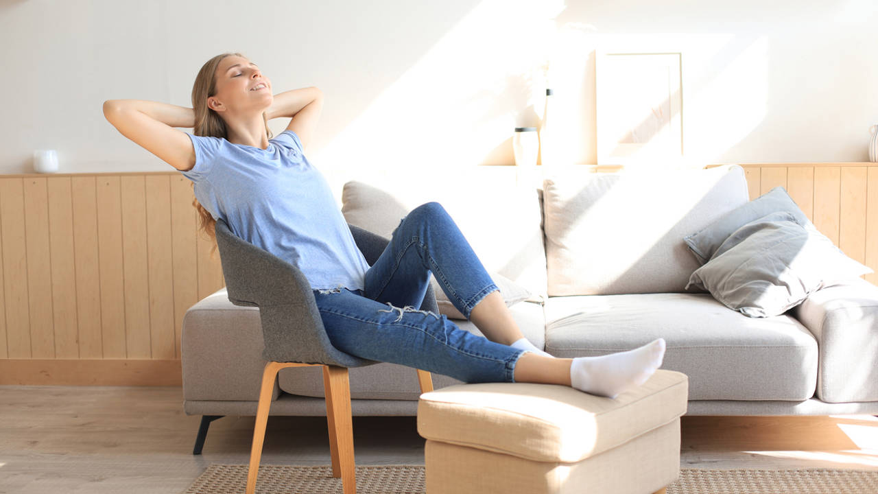 MUJER SOFA COMEDOR COMODA TEMPERATURA AIRE ACONDICIONADO