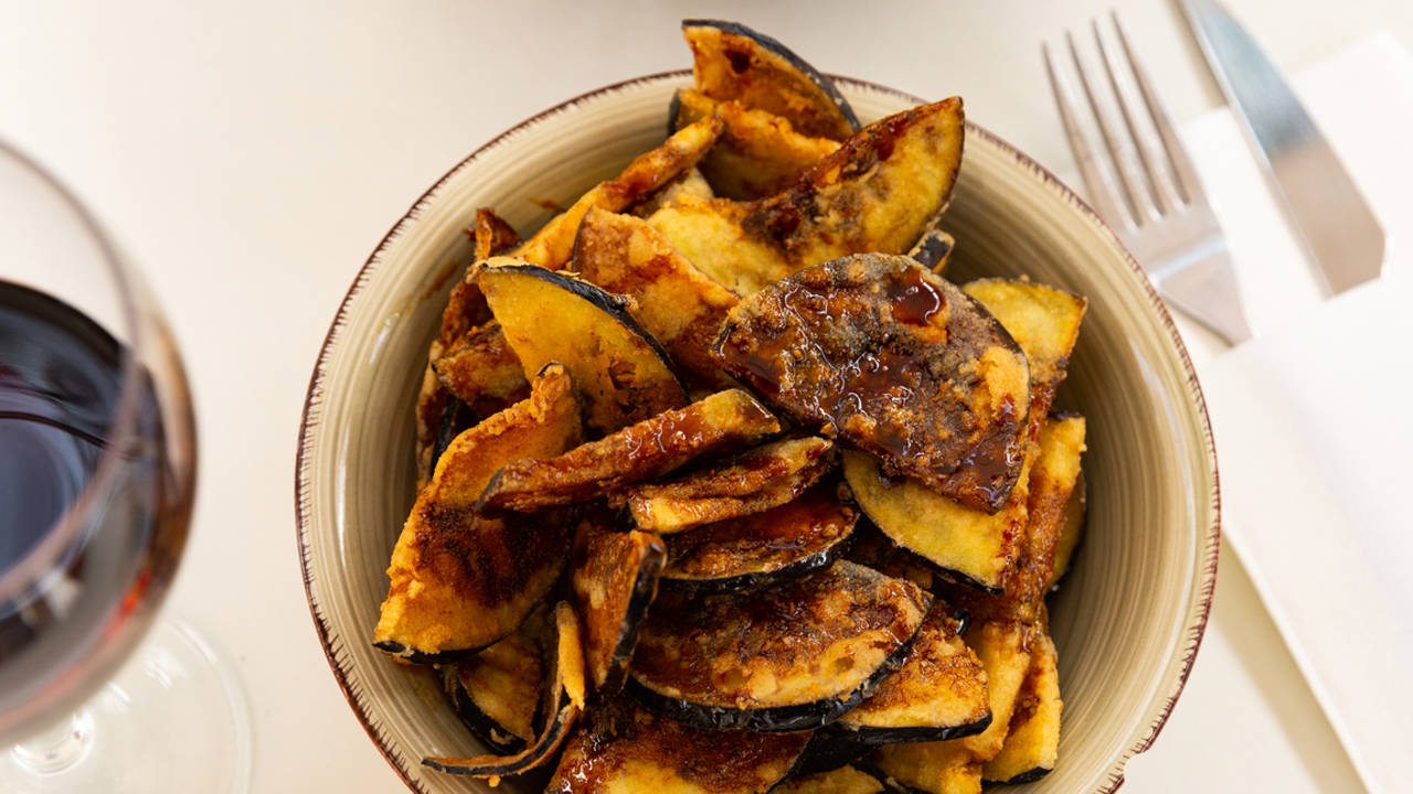 Chips de berenjena al horno con miel: un aperitivo fácil, irresistible y ligero para sustituir a las patatas fritas