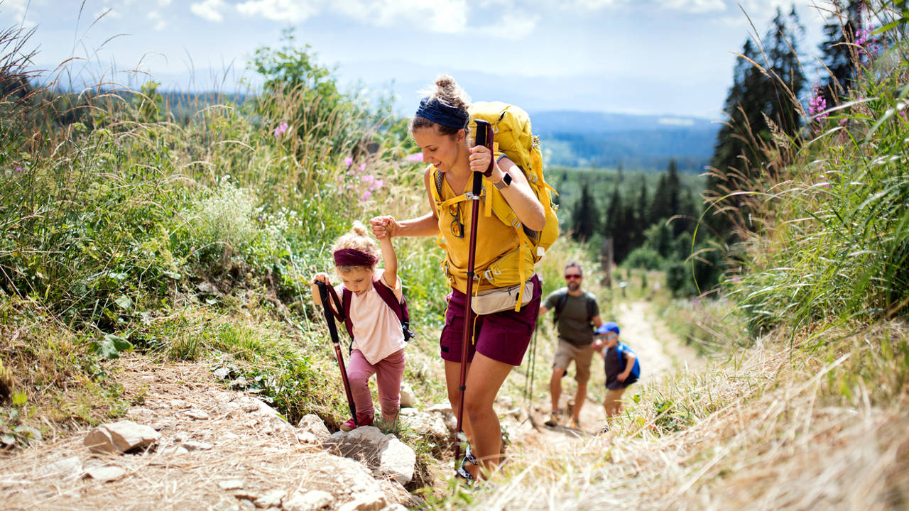 familia practicando montañismo