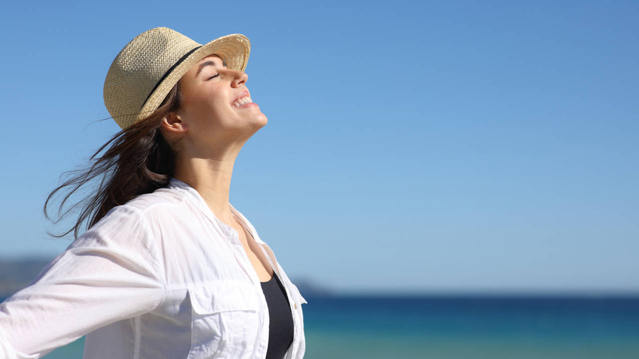 mujer en la playa feliz