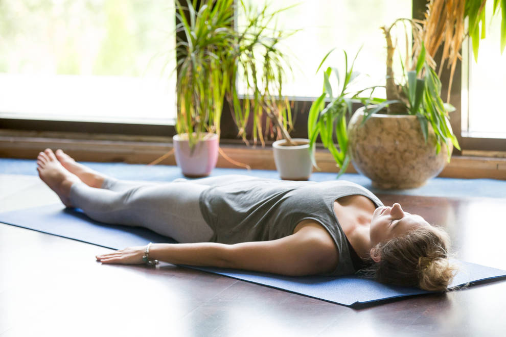 postura yoga Savasana (Postura del cadáver)