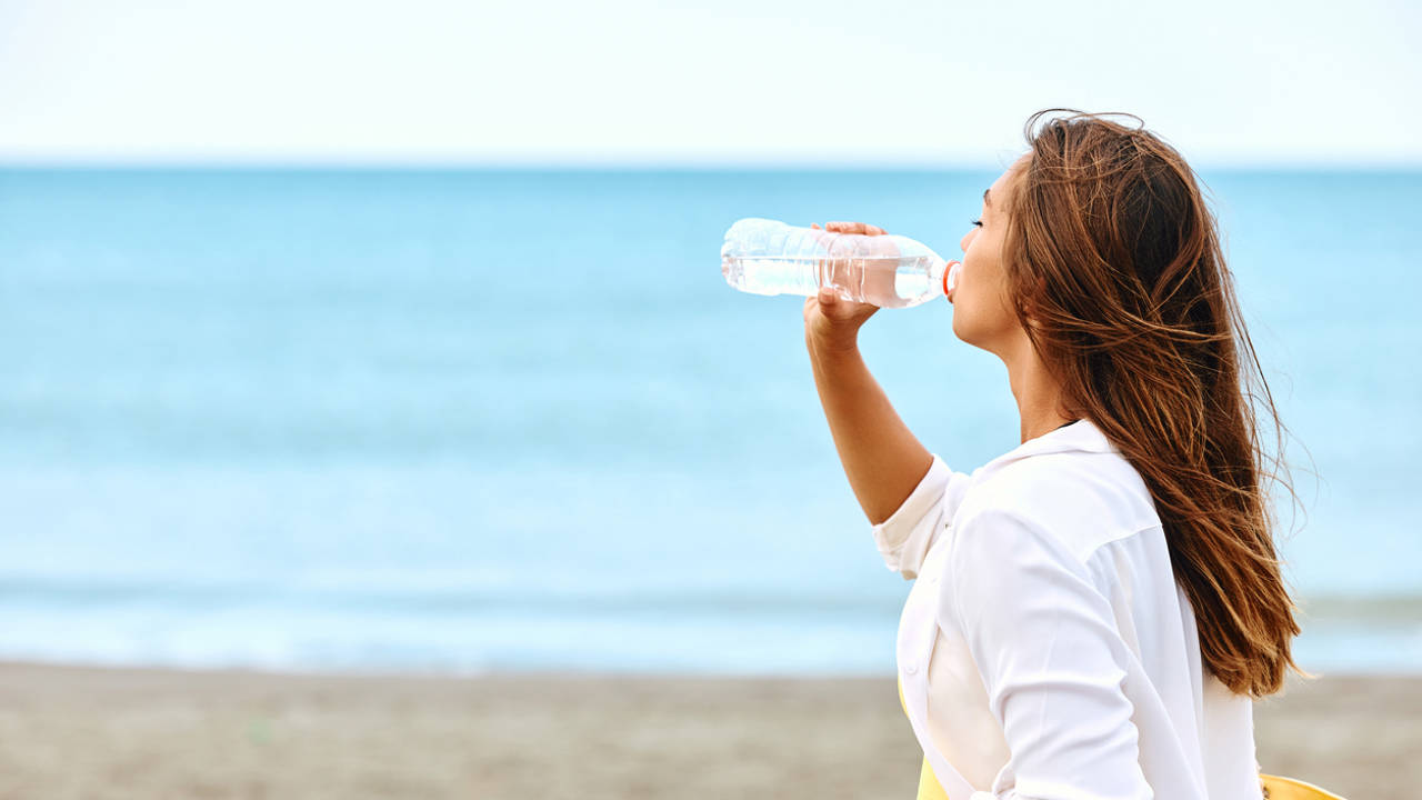 No es el agua: la mejor bebida para hidratarse con el calor es esta