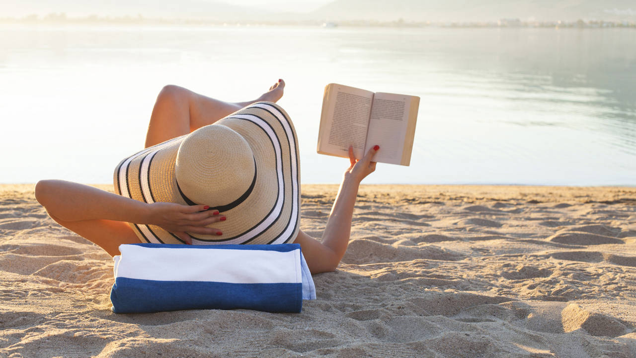 5 libros para leer en la playa y aumentar tu felicidad