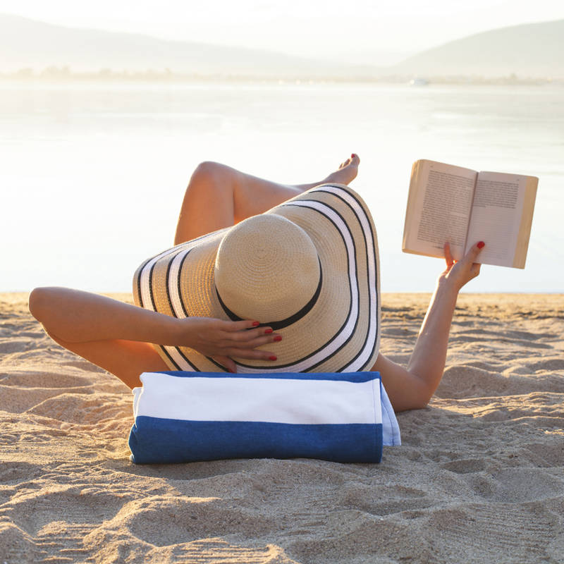 mujer leyendo en la playa